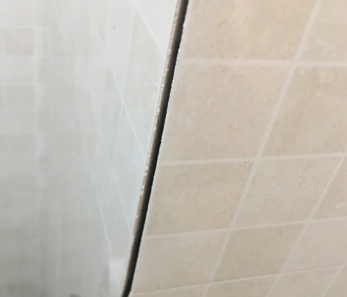 岐山瓷砖空鼓维修公司分享阳台瓷砖脱落的修复过程可以分为以下几个步骤