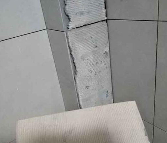 岐山瓷砖空鼓维修公司分享下厨房瓷砖脱落的补救措施。